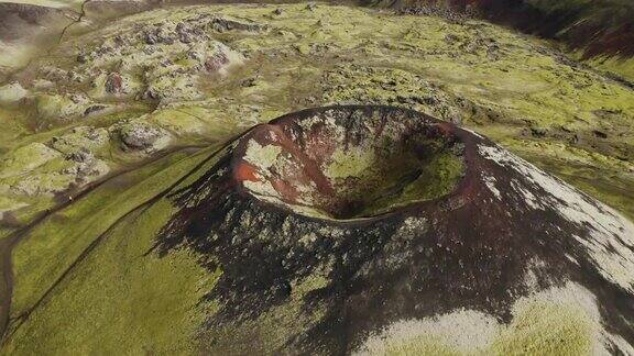 冰岛火山口的航拍照片