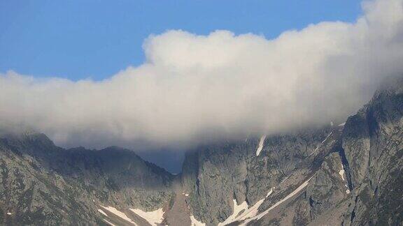 法国阿列日比利牛斯山脉上空云层的时间流逝