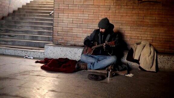 乞丐在街上弹吉他