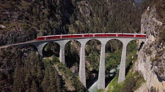 瑞士格劳宾登著名的Landwasser高架桥(Landwasserviadukt)上火车的空中全景图