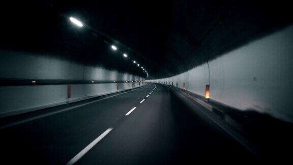 在隧道里开车缓慢