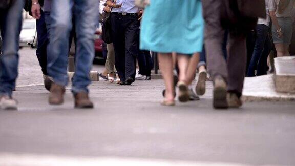 城市生活疯狂人们-贴近人们的腿在城市中行走