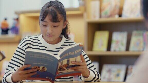 漫威宇宙的青春期前女孩在图书馆看书