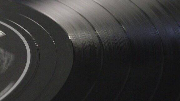 在转盘上旋转的长播放黑胶唱片