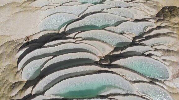 4k鸟瞰图移动拍摄;中国瀑布白水梯田的抽象自然格局