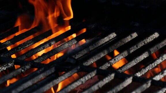 慢动作特写燃烧的火火焰上烧烤