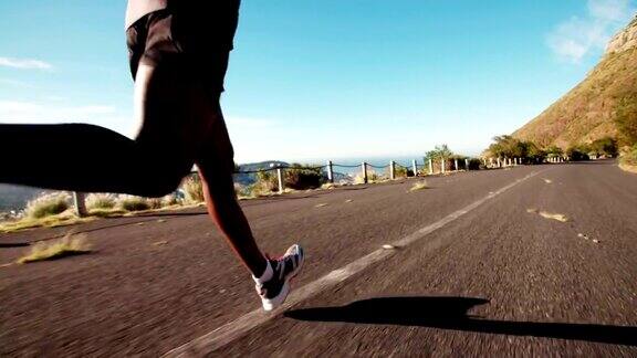 非洲跑步的脚在山路上的特写慢镜头