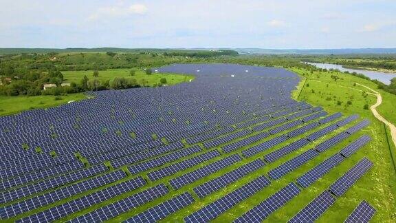 大型可持续发电厂鸟瞰图有许多排太阳能光伏板用于生产清洁的生态电能零排放的可再生电力