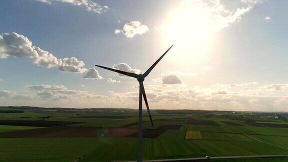 风力发电机鸟瞰图风力发电机的背景上的全景绿色田野和草地周围风力发电在农业