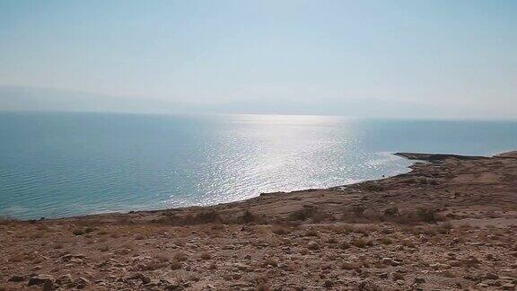 死海海岸线有盐滩和山脉以色列中东锅