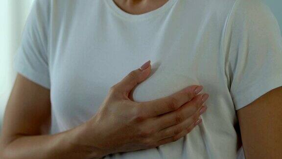 妇女关心乳房疼痛检查乳腺癌症症状