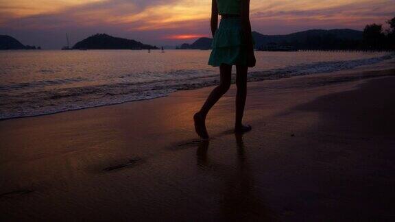 夕阳下漫步在海边的女孩