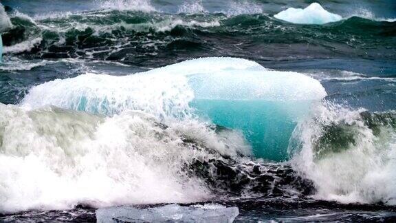 慢镜头:波涛汹涌的海面上的冰山
