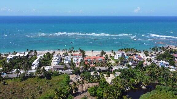 大西洋沿岸的鸟瞰图在多米尼加共和国的卡巴雷特玩风筝板