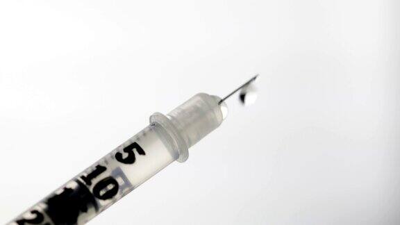 注射器和液体疫苗滴注