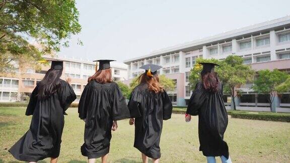 一群亚洲学生身穿学位袍头戴毕业帽手持学位证书