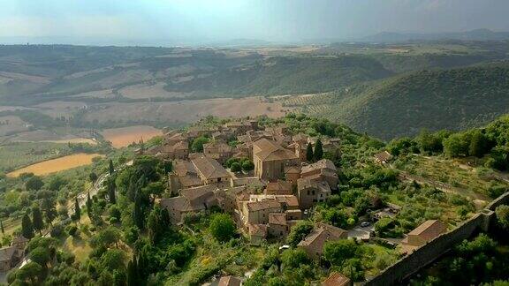 意大利托斯卡纳中世纪村庄的鸟瞰图