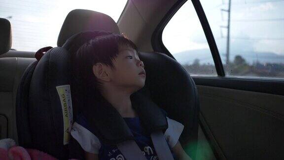 可爱的男孩坐在车里自驾游旅行