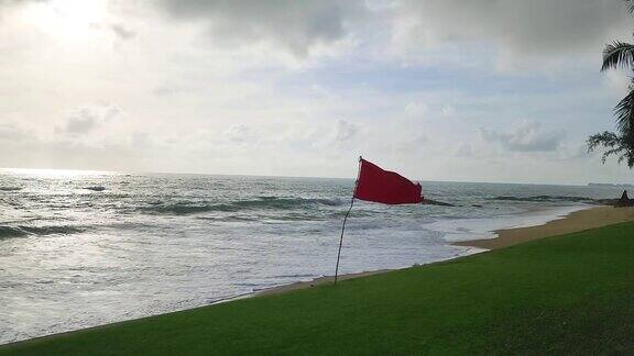 海滩上的红旗警告标志