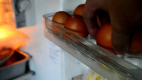 把鸡蛋从冰箱的托盘里拿出来