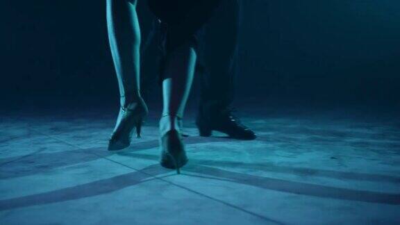 特写舞者的腿在室内跳舞舞伴的脚跳拉丁舞