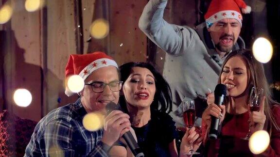 圣诞晚会上一个男人和两个唱歌的女人在一起