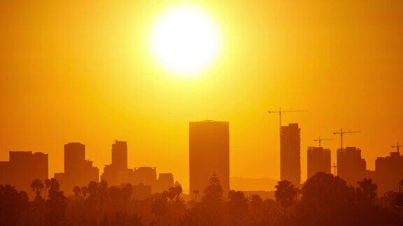 太阳从洛杉矶市中心后面升起的时间流逝