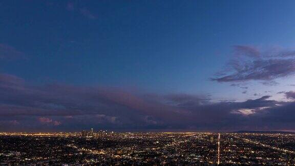 从白天到夜晚的洛杉矶雷雨与闪电闪电的时间间隔