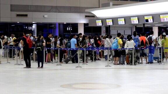 机场旅客拥挤