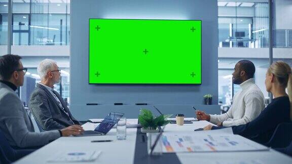 使用绿屏色度键电视的办公室会议室会议:多种族的高层管理人员高管谈话商务人士致力于电子商务策略媒介广泛的静态