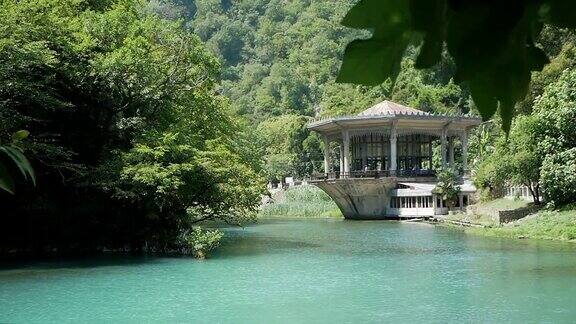 美丽的小山湖和阿布哈兹新阿索斯的火车站建筑
