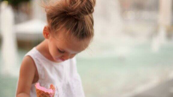 可爱的白人小女孩喜欢在公园里散步吃华夫筒冰淇淋这孩子吃鲜亮的冰淇淋