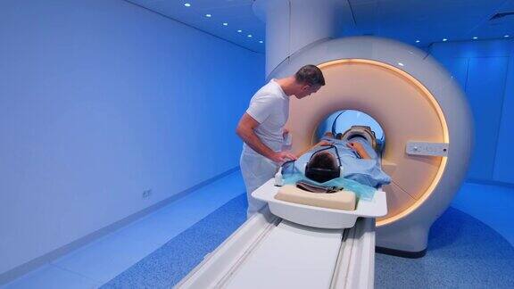 男医生将一名男子放入核磁共振扫描仪