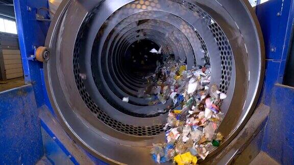 垃圾在垃圾分类机桶在回收工厂没有人