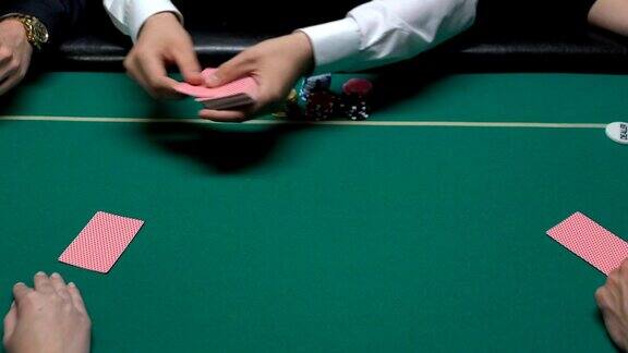 赌场管理员专业地洗牌并把牌交给玩家大扑克