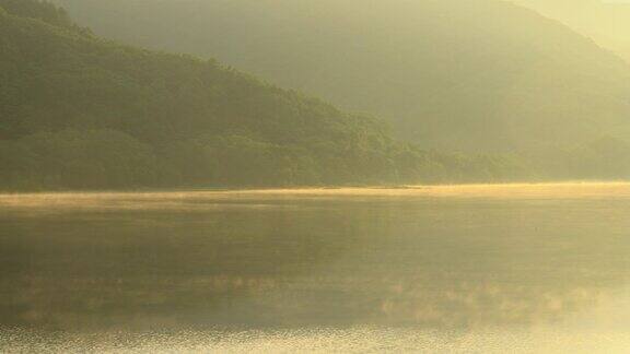 秋本湖的晨光