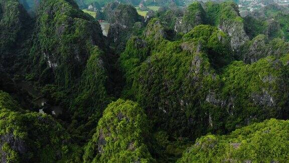 空中拍摄:越南北部喀斯特地貌无人机拍摄宁平地区