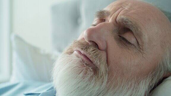 生病躺在病床上的退休老人、医疗保健、老年疾病、痴呆