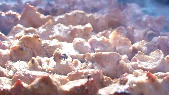 烤肉串是在阳光明媚的天气里用木炭做的