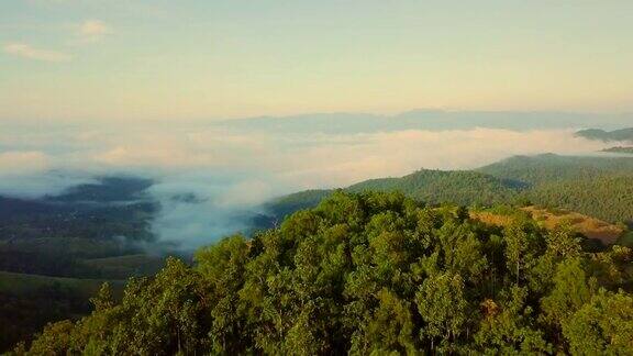 鸟瞰图拍摄的早晨与海雾在山区在泰国北部农村