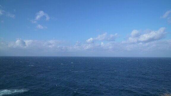 平静的大海晴朗的天空平静的大海地平线的海景