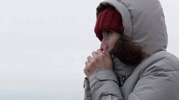 暴风雨期间一名女子在岸边取暖