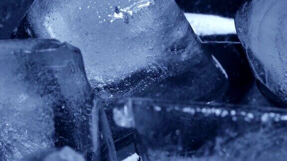 一组冰块融化的时间间隔特写相机
