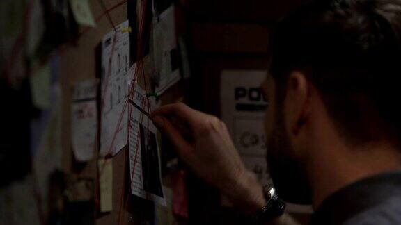 集中侦探在船上用红色线标记犯罪事件链接