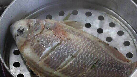 一个大淡水鱼在锅里蒸的特写镜头