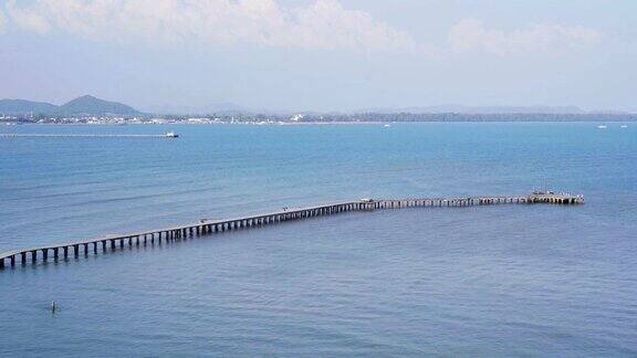 泰国罗勇海边的木桥