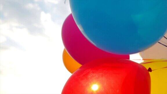 天空中五颜六色的气球