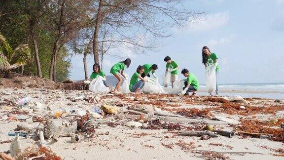 亚洲团体志愿者成员清扫夏季海滩并在清扫日整理垃圾垃圾环境、循环、生态、污染和志愿者4k决议