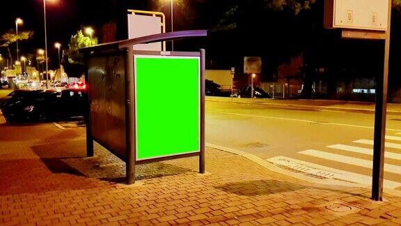 广告牌以色度键绿屏在交通车辆上显示城市夜晚街道、灯光夜晚、广告