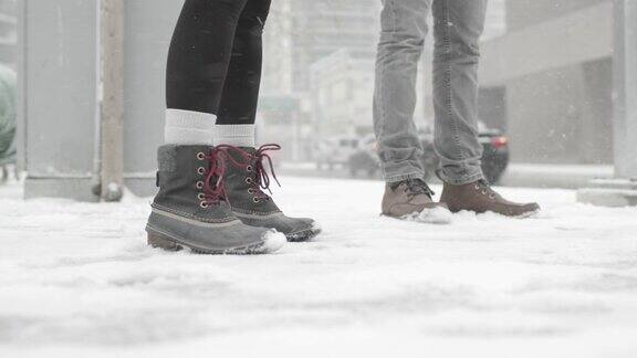 近距离拍摄下雪时的两双脚